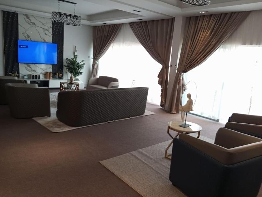 Sujimoto Residences Macdonald ลากอส ภายนอก รูปภาพ